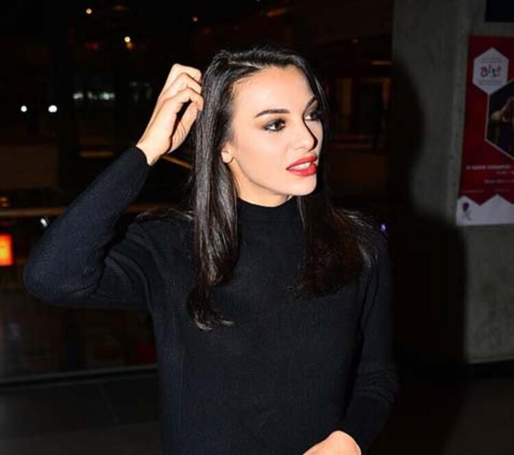 Tuvana Türkay ve Alper Potuk havalimanını birbirine kattı 2