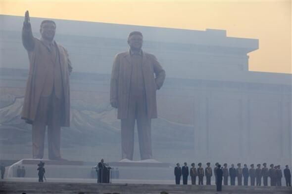 Kim Jong-un hakkında kan donduran iddia: Pirana dolu su tankına attı 13