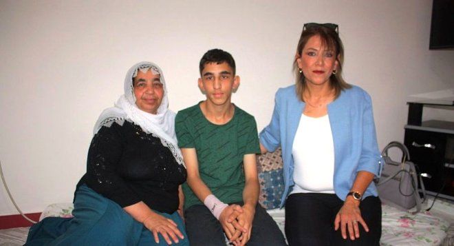 Bayılıp kolu kırılan öğrencisinin evine gidince gözlerine inanamadı! 1