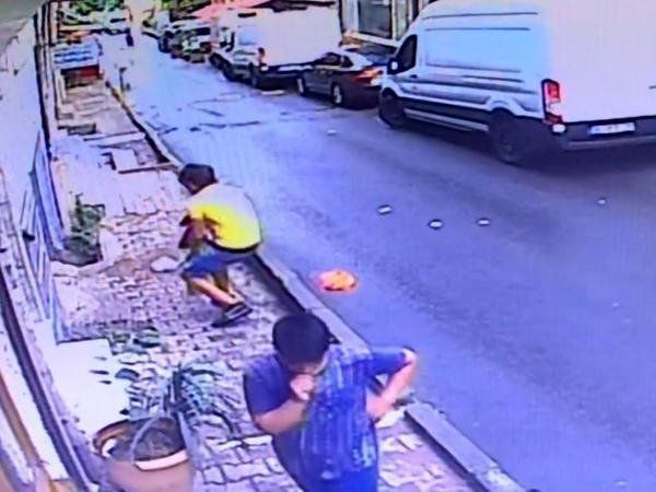 2'nci kattan düşen bebeği havada yakaladı 5