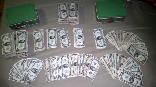 Bodrumda bulduğu kutudan çıkanları görünce şaşırdı 13