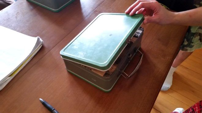 Bodrumda bulduğu kutudan çıkanları görünce şaşırdı 9