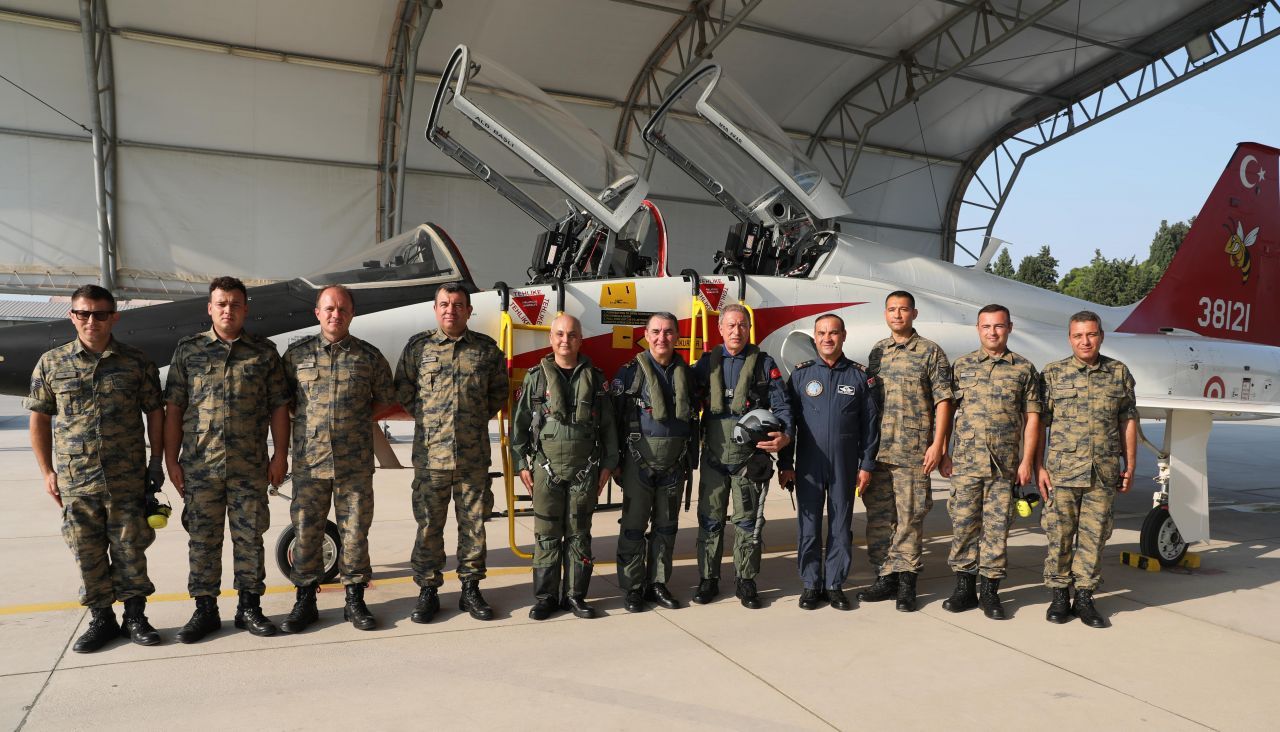 Yine çıldıracaklar! Bakan Akar Ege Denizi üzerinde uçtu 1