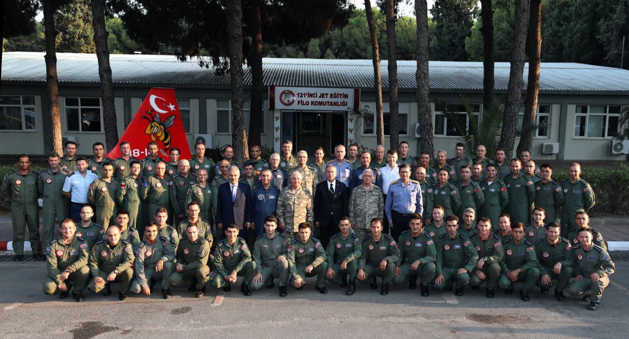 Yine çıldıracaklar! Bakan Akar Ege Denizi üzerinde uçtu 14