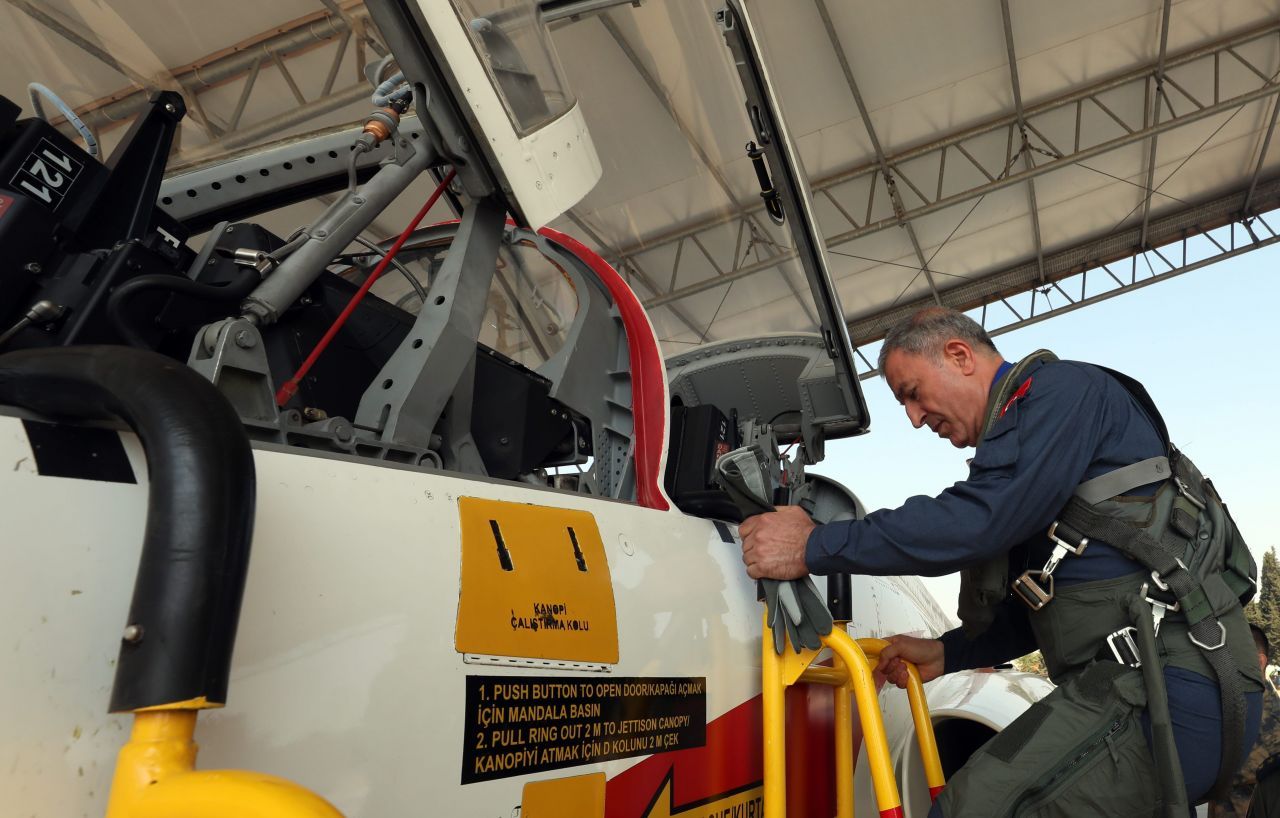 Yine çıldıracaklar! Bakan Akar Ege Denizi üzerinde uçtu 3