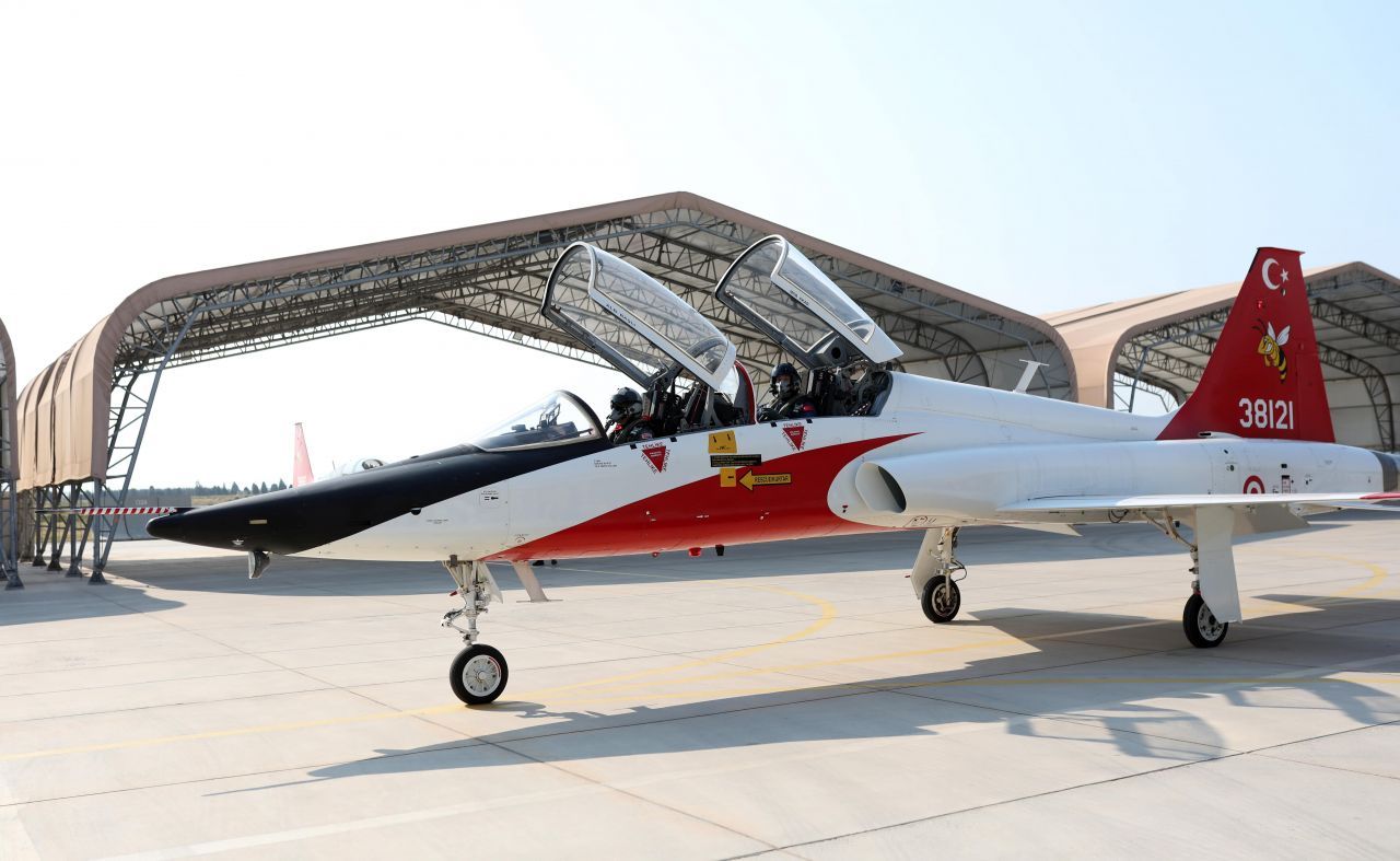 Yine çıldıracaklar! Bakan Akar Ege Denizi üzerinde uçtu 4