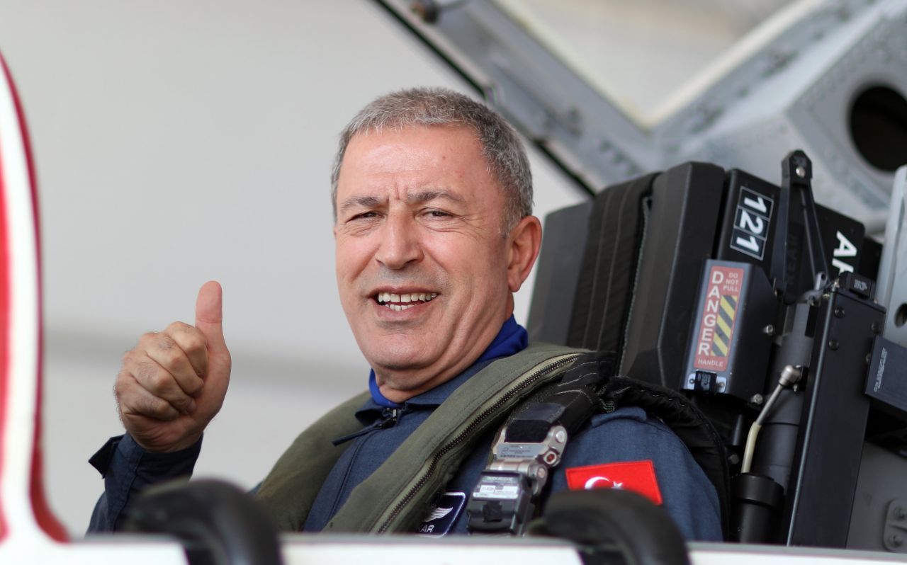 Yine çıldıracaklar! Bakan Akar Ege Denizi üzerinde uçtu 5