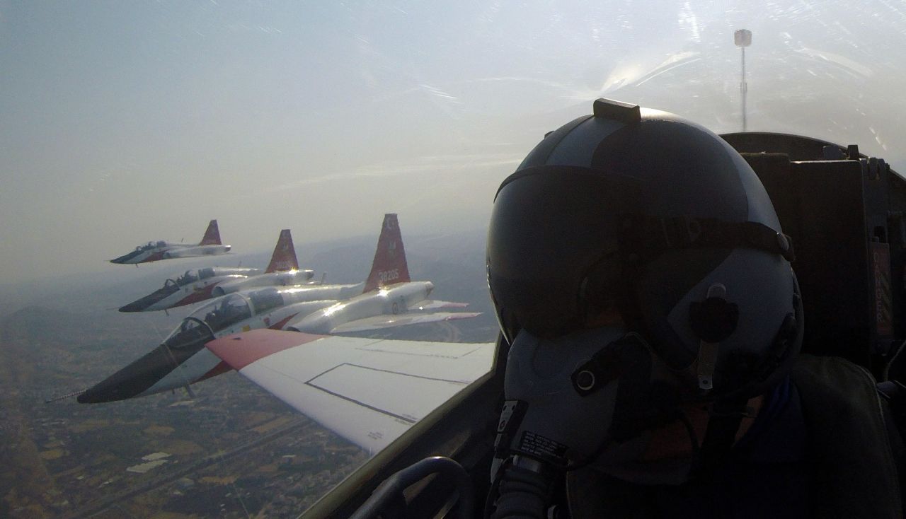 Yine çıldıracaklar! Bakan Akar Ege Denizi üzerinde uçtu 8