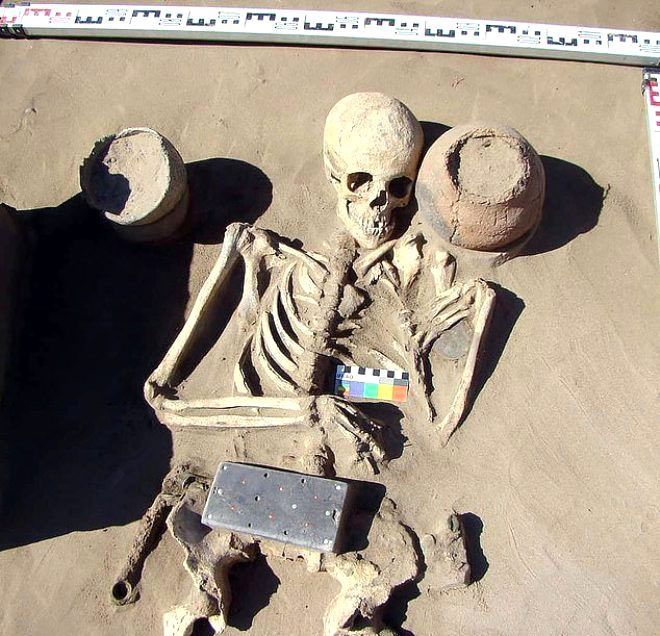 Ölçüsü iPhone ile aynı! 2 bin yıllık mezardan çıktı 1