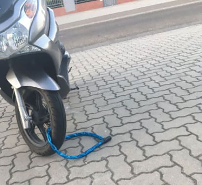 Birbirinden ilginç kareler! İşte hiçbir işe yaramayan yapılar 23