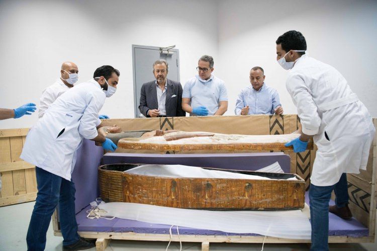 Dünyanın gözü önünde açıldı! İçinden çıkanlar... 7