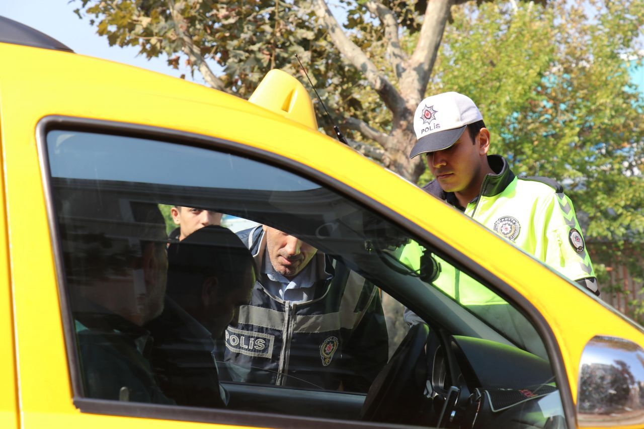 Ve uygulama başladı! Sürücülere arabada sigara içme cezası 11