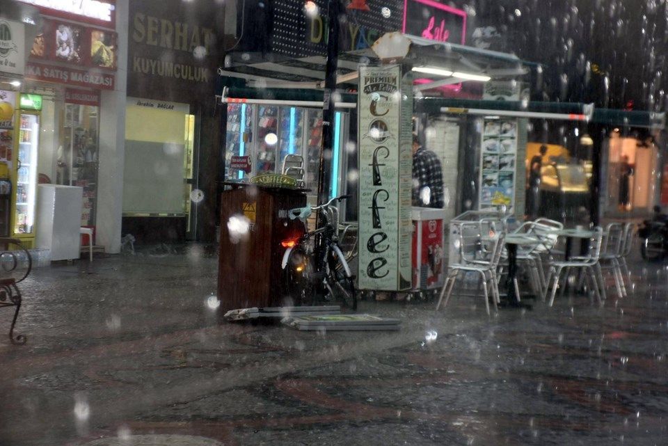 Yollar göle döndü, ağaçlar devrildi, çatılar uçtu! 4