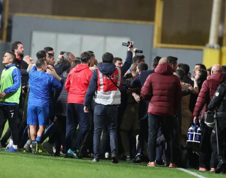 Maçın ardından saha karıştı! Muslera ve Çıra... 2