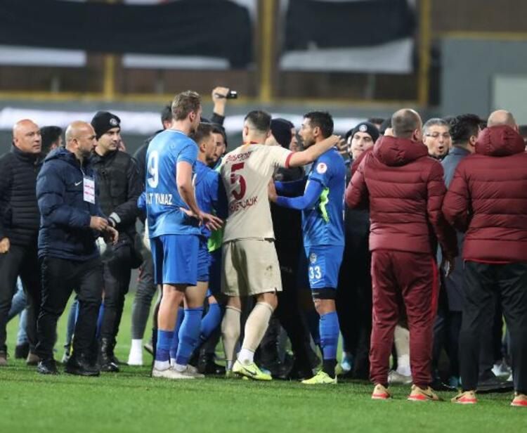 Maçın ardından saha karıştı! Muslera ve Çıra... 3