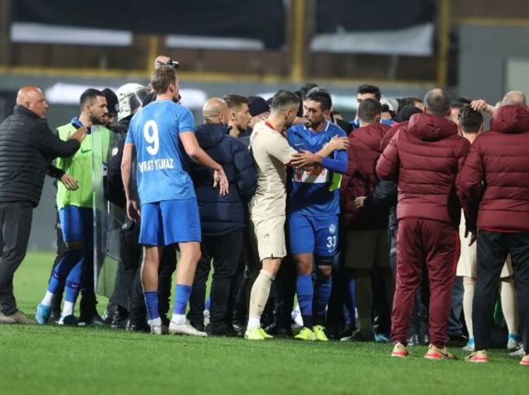 Maçın ardından saha karıştı! Muslera ve Çıra... 4