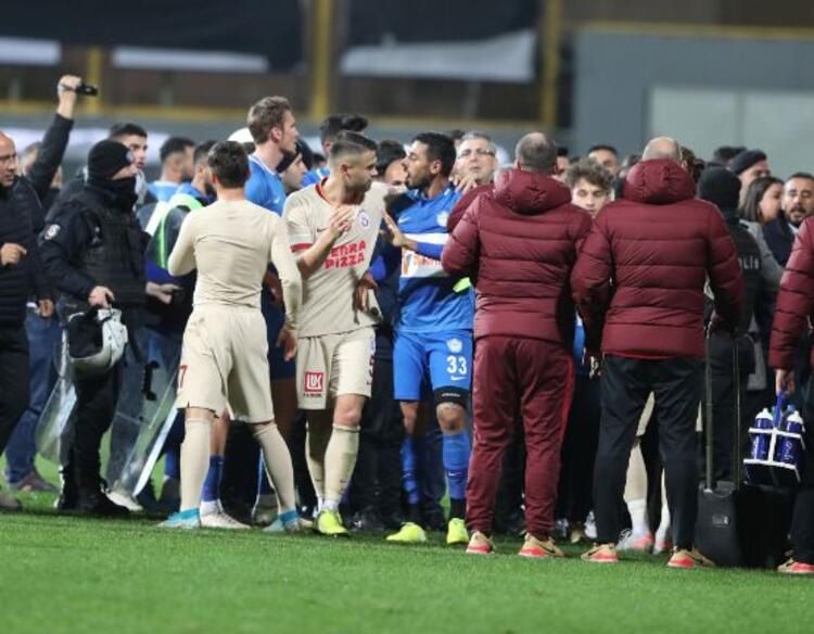 Maçın ardından saha karıştı! Muslera ve Çıra... 5