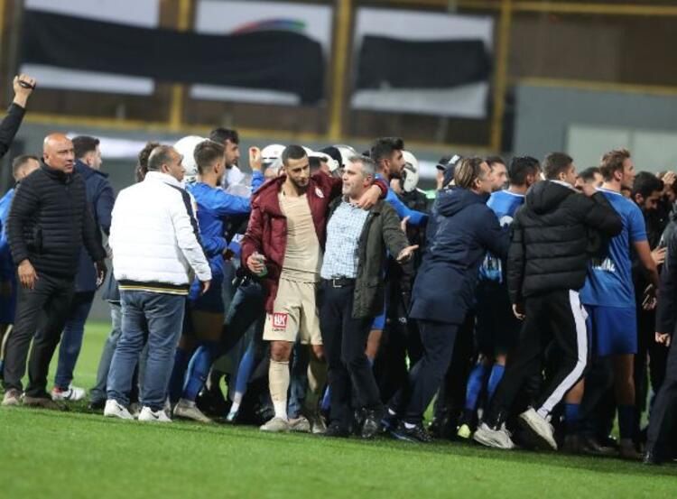 Maçın ardından saha karıştı! Muslera ve Çıra... 6