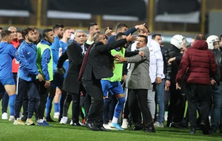 Maçın ardından saha karıştı! Muslera ve Çıra... 7