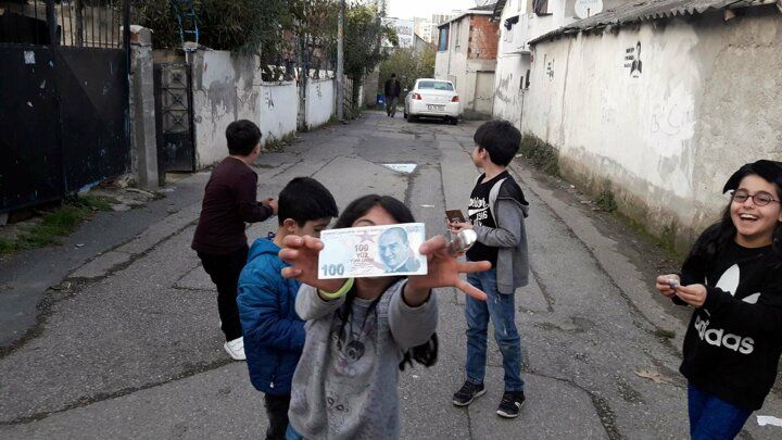 Robin Hood bu kez Ataşehir'de ortaya çıktı! Evlere biner lira dağıttı 1