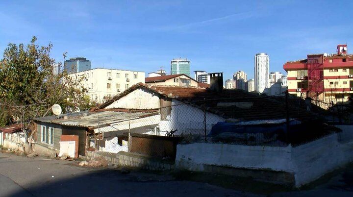 Robin Hood bu kez Ataşehir'de ortaya çıktı! Evlere biner lira dağıttı 10