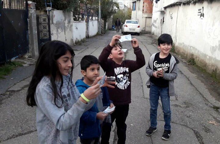 Robin Hood bu kez Ataşehir'de ortaya çıktı! Evlere biner lira dağıttı 17