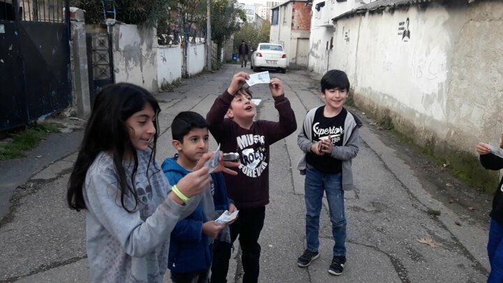 Robin Hood bu kez Ataşehir'de ortaya çıktı! Evlere biner lira dağıttı 18