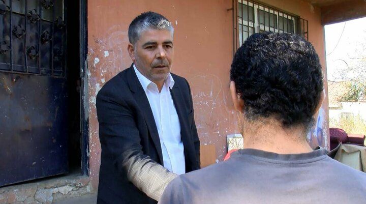 Robin Hood bu kez Ataşehir'de ortaya çıktı! Evlere biner lira dağıttı 5