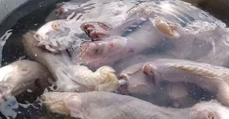 Kola döküp öyle pişirdi! İlk defa göreceksiniz... 12