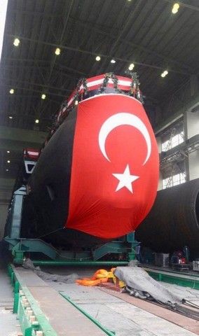 İlk yerli denizaltı Piri Reis denize indi 1