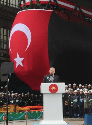 İlk yerli denizaltı Piri Reis denize indi 10