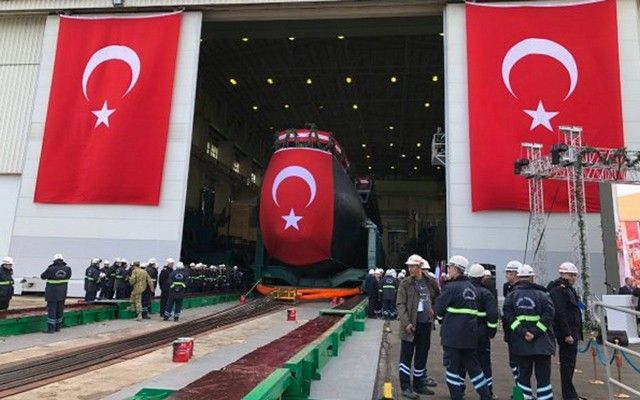 İlk yerli denizaltı Piri Reis denize indi 2