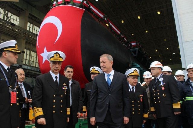 İlk yerli denizaltı Piri Reis denize indi 6