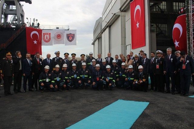 İlk yerli denizaltı Piri Reis denize indi 8