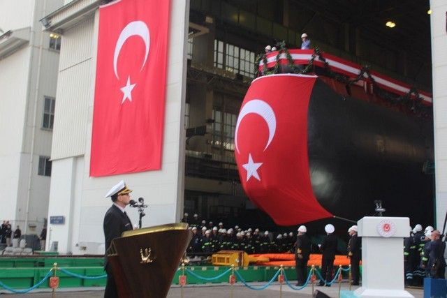 İlk yerli denizaltı Piri Reis denize indi 9