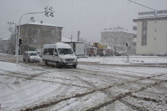 Kar geldi okullar tatil olmaya başladı! Yarın çok daha kuvvetli olacak 2