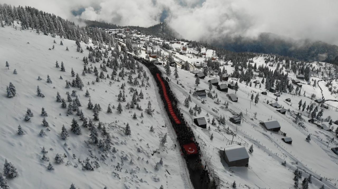 20 bin kişi Sarıkamış şehitleri için yürüdü! Gençlik şühedanın izinde 1