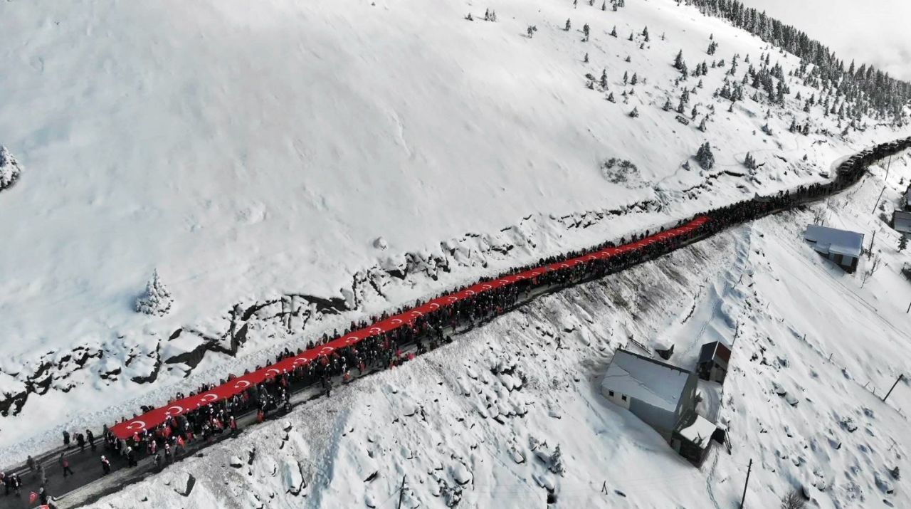 20 bin kişi Sarıkamış şehitleri için yürüdü! Gençlik şühedanın izinde 10