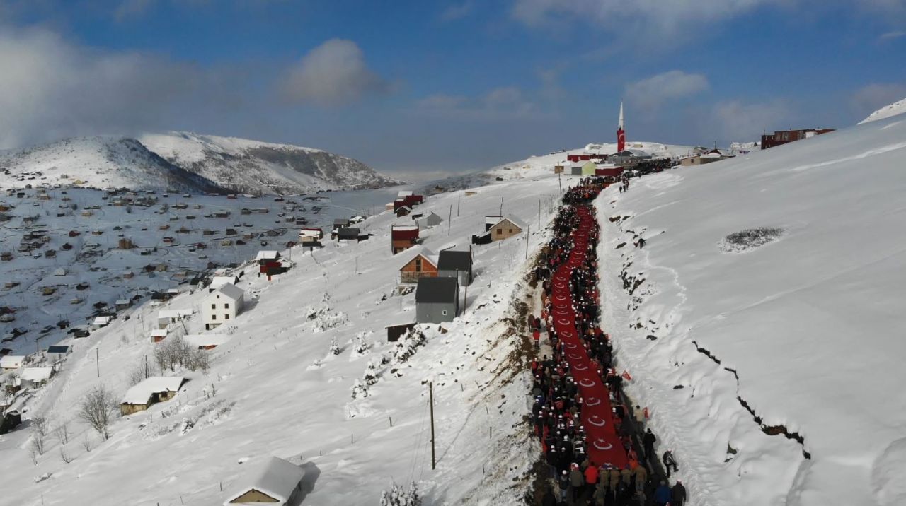 20 bin kişi Sarıkamış şehitleri için yürüdü! Gençlik şühedanın izinde 13