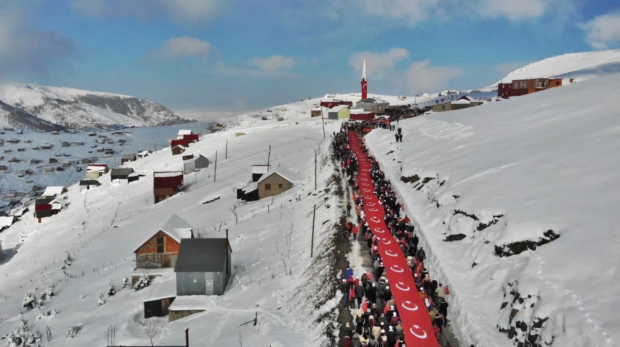 20 bin kişi Sarıkamış şehitleri için yürüdü! Gençlik şühedanın izinde 14