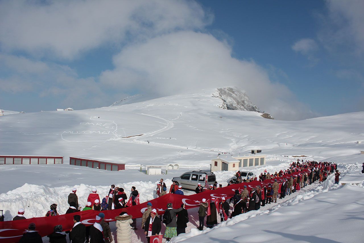20 bin kişi Sarıkamış şehitleri için yürüdü! Gençlik şühedanın izinde 17