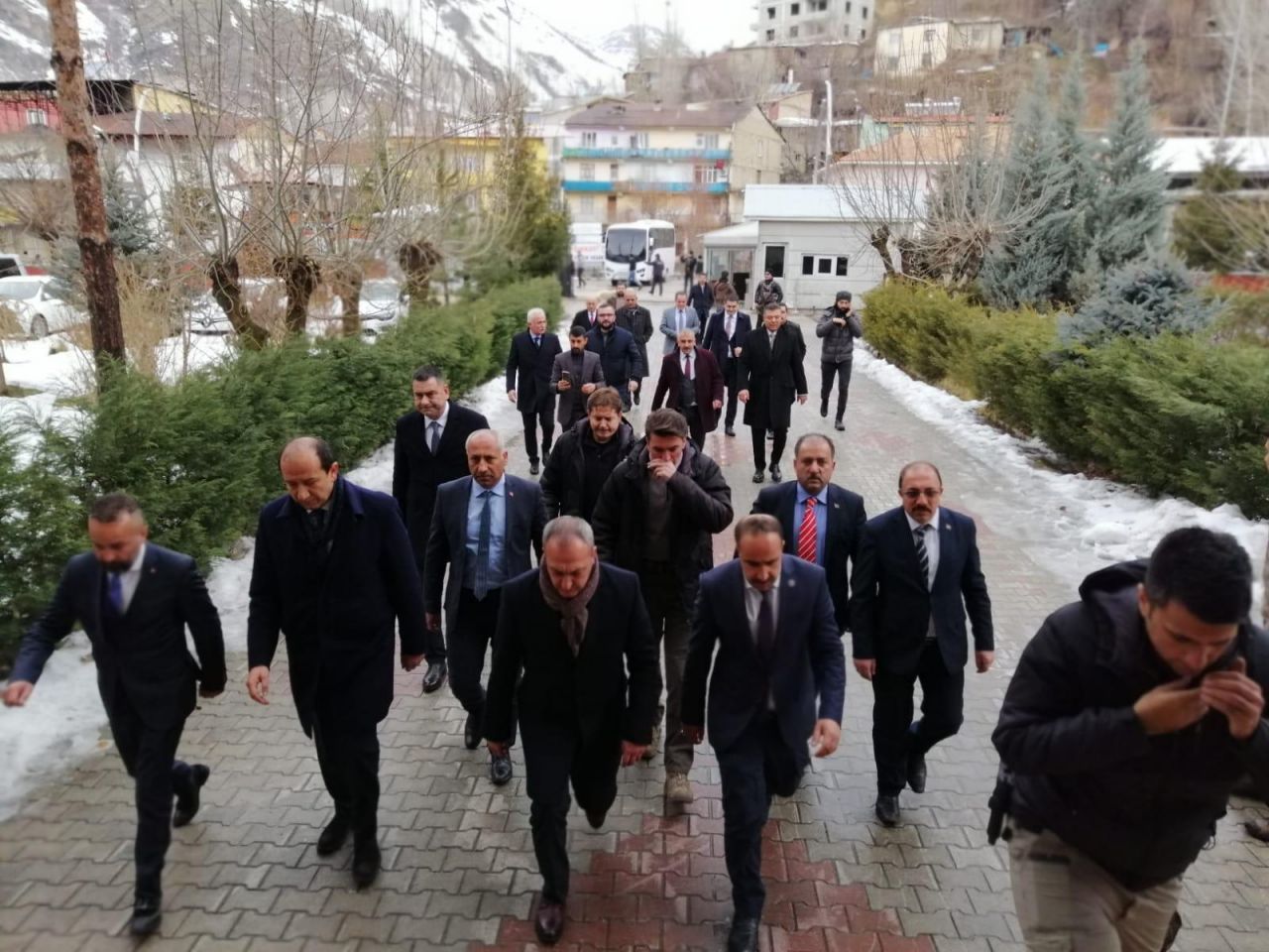 MHP heyeti çığ felaketi bölgesinde 10