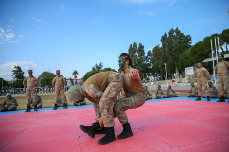 Türkiye'nin ilk kadın komando astsubayları göreve hazır 1
