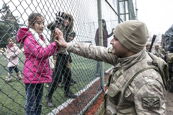 Sınır bölgesinden yürekleri ısıtan görüntü 10