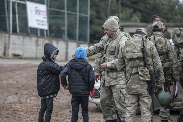 Sınır bölgesinden yürekleri ısıtan görüntü 8
