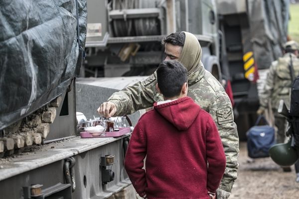 Sınır bölgesinden yürekleri ısıtan görüntü 5