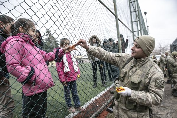 Sınır bölgesinden yürekleri ısıtan görüntü 1