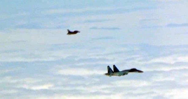 4 ülkenin uçakları Rus jetlerinin etrafını sardı! 3