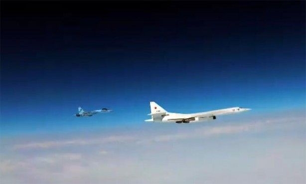 4 ülkenin uçakları Rus jetlerinin etrafını sardı! 9