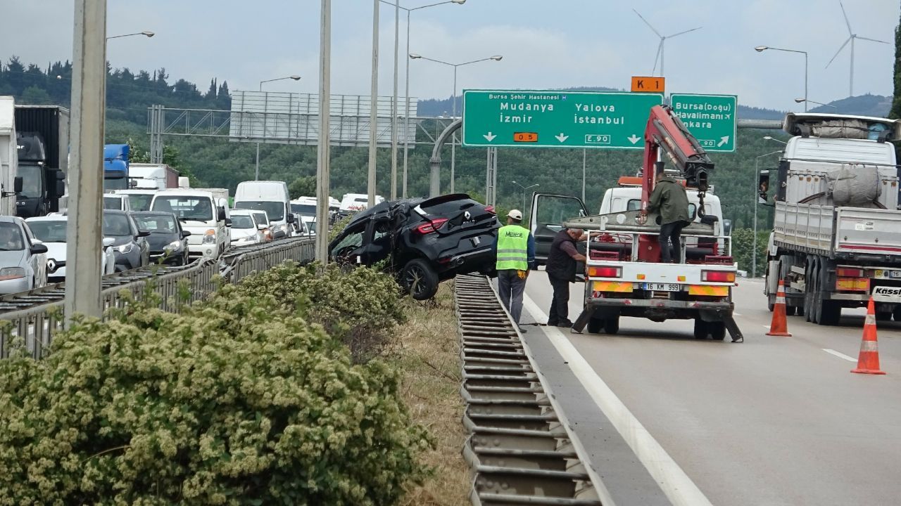 Tır yan yattı! Bursa'da sıfır otomobiller etrafa saçıldı 3